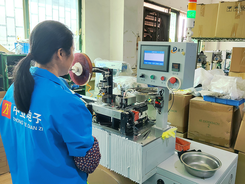 撥動開關在智能汽車中的革新應用（yòng）：安全、智能與體驗的全麵進化
